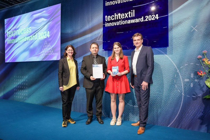 Winners of the Texprocess Innovation Award 2024 Prof. Dr. Yordan Kyosey (2nd from left) and M.Sc. Ann-Malin Schmidt (3rd from left) © Messe Frankfurt/Thomas Fedra Winners of the Texprocess Innovation Award 2024 Prof. Dr. Yordan Kyosey (2nd from left) and M.Sc. Ann-Malin Schmidt (3rd from left) © Messe Frankfurt/Thomas Fedra