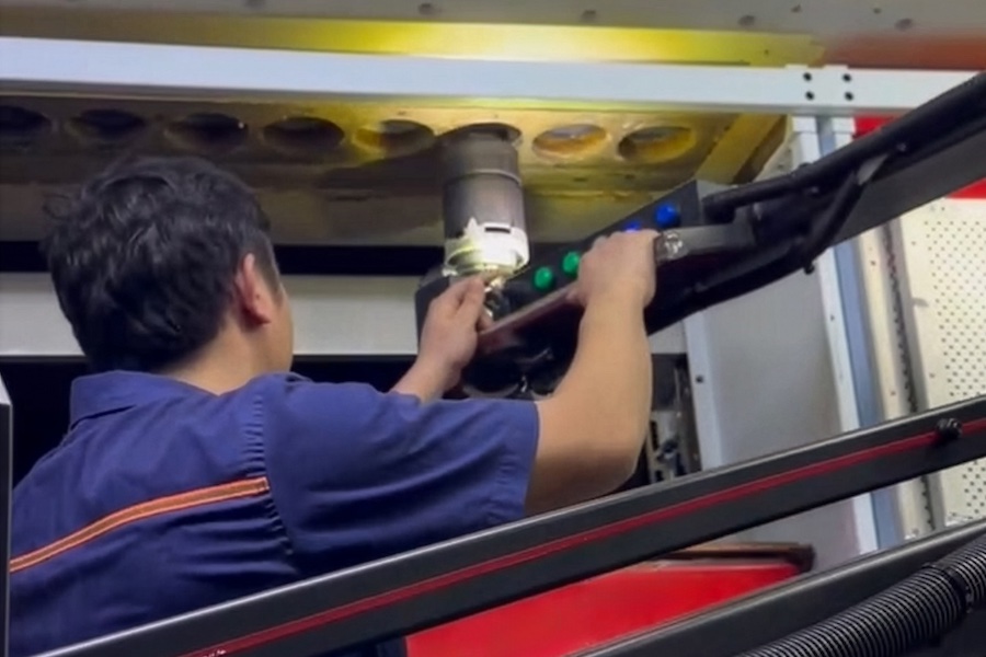 The electric Spinpack changer assists operators in replacing heavy spindle nozzles, improves workplace safety, and reduces downtime for the spinning line.  © 2026 Barmag