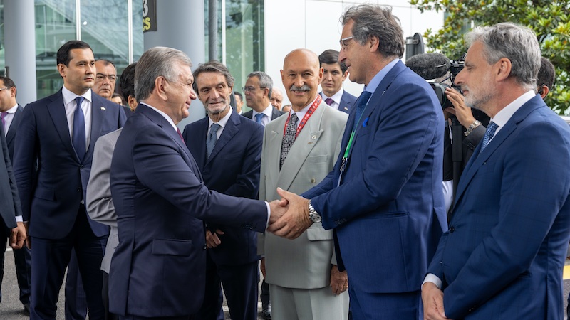 ACIMIT President Alessandro Zucchi welcomed the President of Uzbekistan Shavkat Mirziyoyev at ITMA 2023 in Milan © 2024 ACIMIT ACIMIT President Alessandro Zucchi welcomed the President of Uzbekistan Shavkat Mirziyoyev at ITMA 2023 in Milan © 2024 ACIMIT