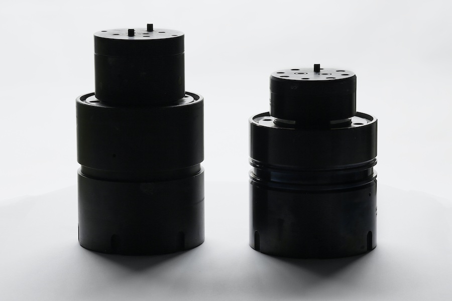 The new WINGS POY 2.0 winder integrated into this concept features an automatic string-up function for the first time. The new generation of the DIO spin pack (right) is significantly more compact. © 2026 Barmag