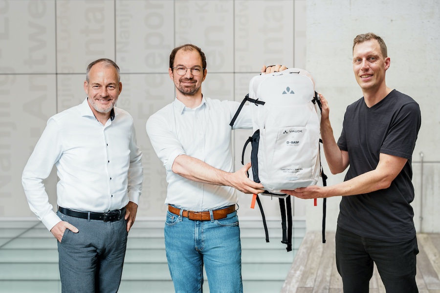 f l t r: Frank Reil, Marcel Schmitt (both BASF) and René Bethmann (VAUDE) with the new TRAILCONTROL ZERO 20+ Foto: © 2025 BASF SE f l t r: Frank Reil, Marcel Schmitt (both BASF) and René Bethmann (VAUDE) with the new TRAILCONTROL ZERO 20+ Foto: © 2025 BASF SE
