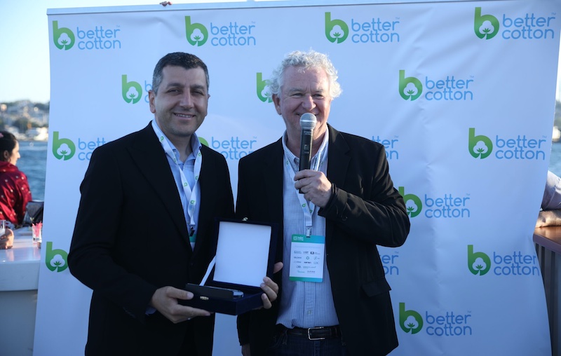 Abdurrahim Yada from IPUD (left) and Alan McClay from Better Cotton (right) at Better Cotton Member Awards. Location: Istanbul, Türkiye, 2024. Photo credit: Evronas/Better Cotton. Abdurrahim Yada from IPUD (left) and Alan McClay from Better Cotton (right) at Better Cotton Member Awards. Location: Istanbul, Türkiye, 2024. Photo credit: Evronas/Better Cotton.