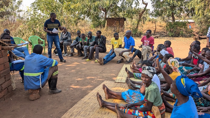 Owen Machuku from ZARI conducting an interactive focus group discussion in Kalichelo in Kefa village, Chipata © 2024 Cotton made in Africa Owen Machuku from ZARI conducting an interactive focus group discussion in Kalichelo in Kefa village, Chipata © 2024 Cotton made in Africa