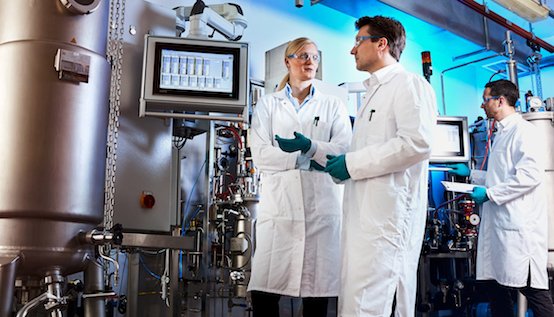 Production of bio-aniline in the laboratory: the Covestro team with Dr. Gernot Jäger (center), Dr. Swantje Behnken and Dr. Wolf Kloeckner. © Covestro