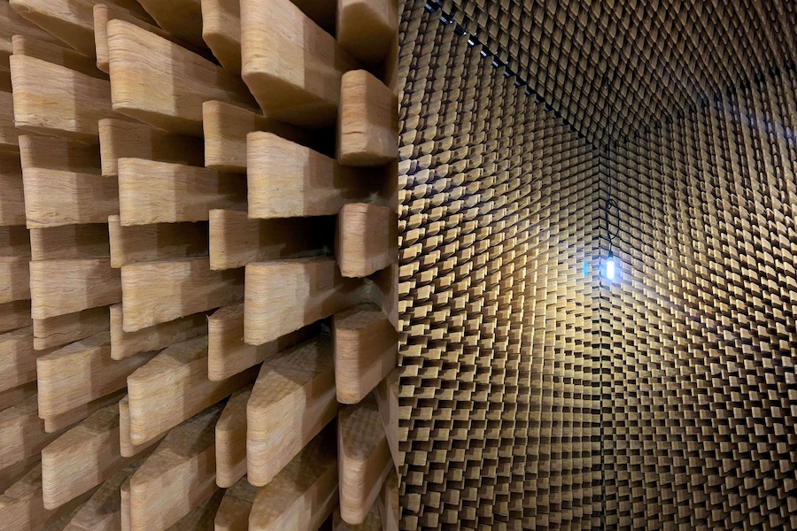 Sound-absorbing walls and ceiling in the acoustics lab at the DITF. © 2025 Photo: DITF Sound-absorbing walls and ceiling in the acoustics lab at the DITF. © 2025 Photo: DITF