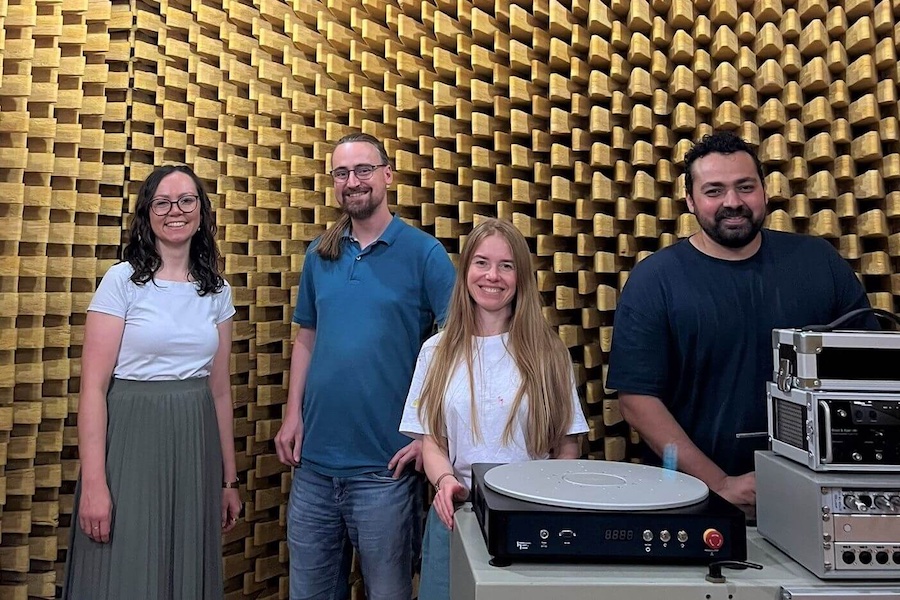 Acoustics team of the Technology Center E-Textiles & Acoustics in the acoustics lab at DITF. From left to right: Luisa Euler, Tobias Hecht, Elena Shabalina, Ahmed Mehrem. © 2025 Photo: DITF Acoustics team of the Technology Center E-Textiles & Acoustics in the acoustics lab at DITF. From left to right: Luisa Euler, Tobias Hecht, Elena Shabalina, Ahmed Mehrem. © 2025 Photo: DITF