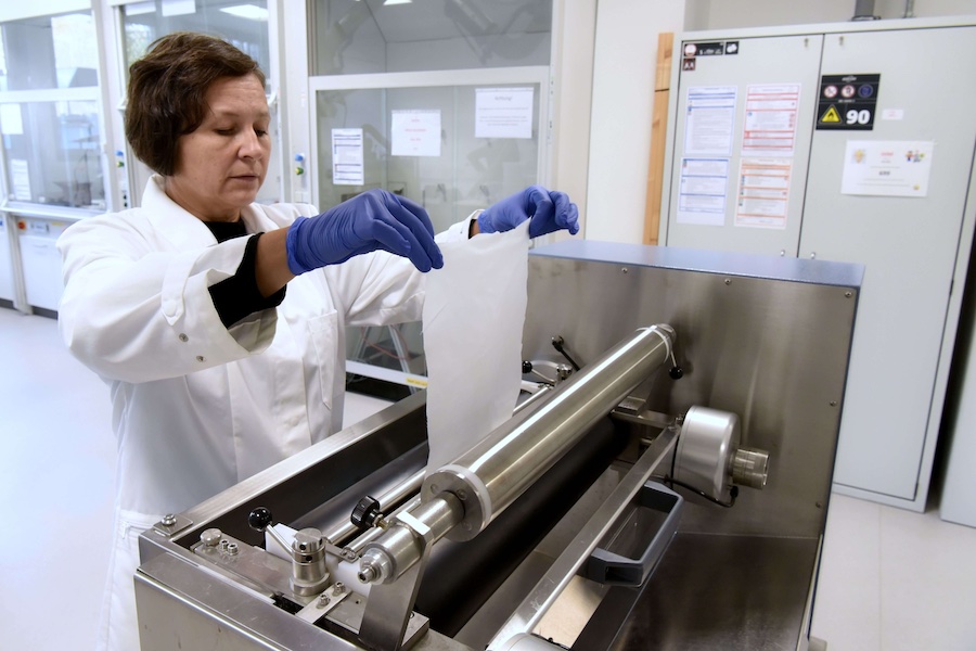 Finishing a fabric on a laboratory padder. © 2025 Photo: DITF 