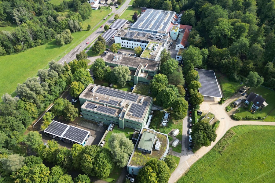 The DITF has equipped the building roofs and the carports erected for this purpose with solar panels. 
 © 2025 Photo: Stadtwerke Esslingen