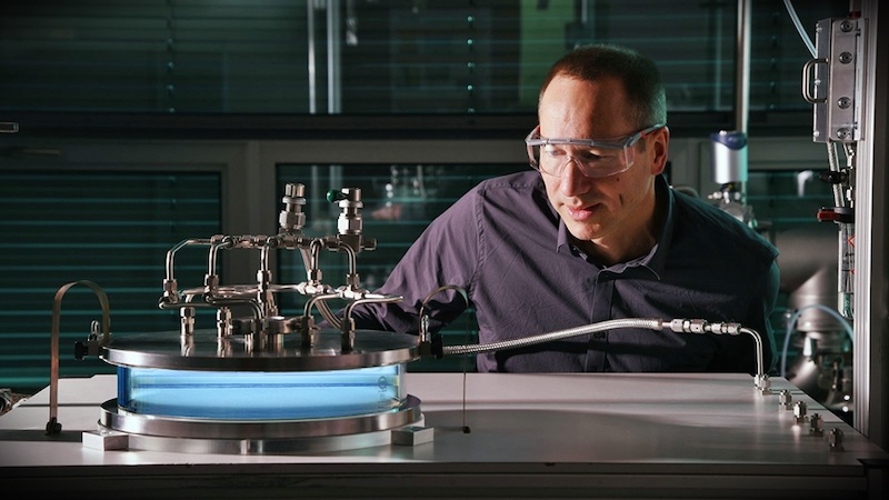Empa researcher Dirk Hegemann develops plasma coating processes for environmentally friendly textiles © 2024 Empa Empa researcher Dirk Hegemann develops plasma coating processes for environmentally friendly textiles © 2024 Empa