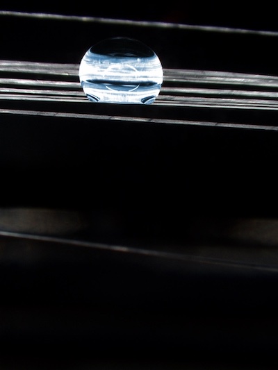 Where water cannot penetrate: Even stretched fibers allow the water droplet (blue) to roll off. (Microscopy, 30x magnification) Image: Cilander/Empa Where water cannot penetrate: Even stretched fibers allow the water droplet (blue) to roll off. (Microscopy, 30x magnification) Image: Cilander/Empa