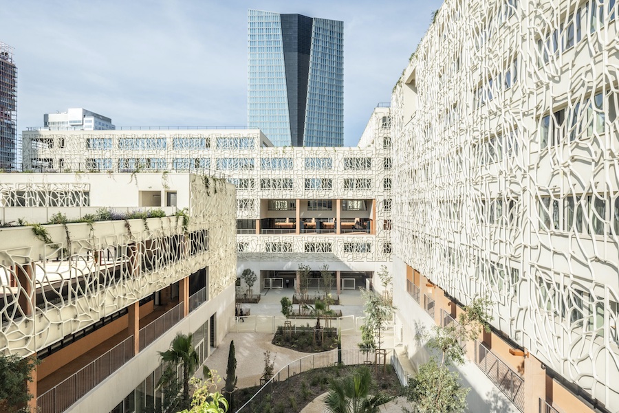 The façade of the new Cité Scolaire Internationale Jacques Chirac in Marseille is clad with 880 panels © 2025 Lisa Ricciotti The façade of the new Cité Scolaire Internationale Jacques Chirac in Marseille is clad with 880 panels © 2025 Lisa Ricciotti