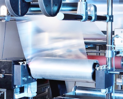 Roll-to-roll processes are used in a wide variety of production processes. In the R2R-Net network, partners from research and industry are driving forward the climate-friendliness of the processes © Fraunhofer IAP, Photo: Armin Okulla