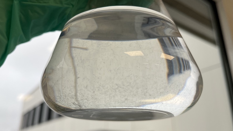 The new DIN SPEC 19292:2024-12, developed by Under Armour, Hohenstein and the PPT Group, makes it possible to determine the (micro)fibre discharge of textiles during washing using a standardised test method. A five-stage rating (from ‘1: very dense amount of fibres’ to ‘5: very small amount of fibres’) evaluates the extent to which a textile material releases fibre fragments into wastewater based on a visual inspection with a microscope. © 2024 Hohenstein The new DIN SPEC 19292:2024-12, developed by Under Armour, Hohenstein and the PPT Group, makes it possible to determine the (micro)fibre discharge of textiles during washing using a standardised test method. A five-stage rating (from ‘1: very dense amount of fibres’ to ‘5: very small amount of fibres’) evaluates the extent to which a textile material releases fibre fragments into wastewater based on a visual inspection with a microscope. © 2024 Hohenstein