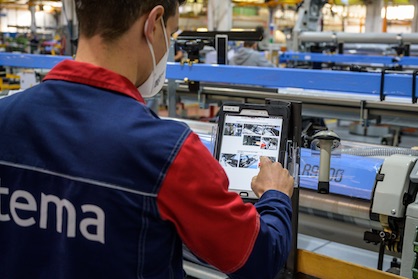 A phase of the manufacturing of the Itema weaving machines in the Colzate plant. The operators, through tablets and scanners, have all the data of the machine assembly according to the principles of industry 4.0 (c) 2021 Itema Group A phase of the manufacturing of the Itema weaving machines in the Colzate plant. The operators, through tablets and scanners, have all the data of the machine assembly according to the principles of industry 4.0 (c) 2021 Itema Group