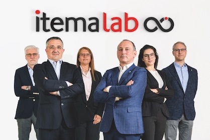 In the center on the right Ugo Ghilardi - CEO of Itema, on the left Lorenzo Minelli - General Manager of Itemalab. Behind them, from left to right, the heads of the Itemalab divisions: Massimo Arrigoni - Innovation Manager, Carla Roberta Cavalleri - Industrial Manager, Jessica Mazzola - Program Manager, Francesco Alghisi - Product Development Manager (c) 2021 Itema Group