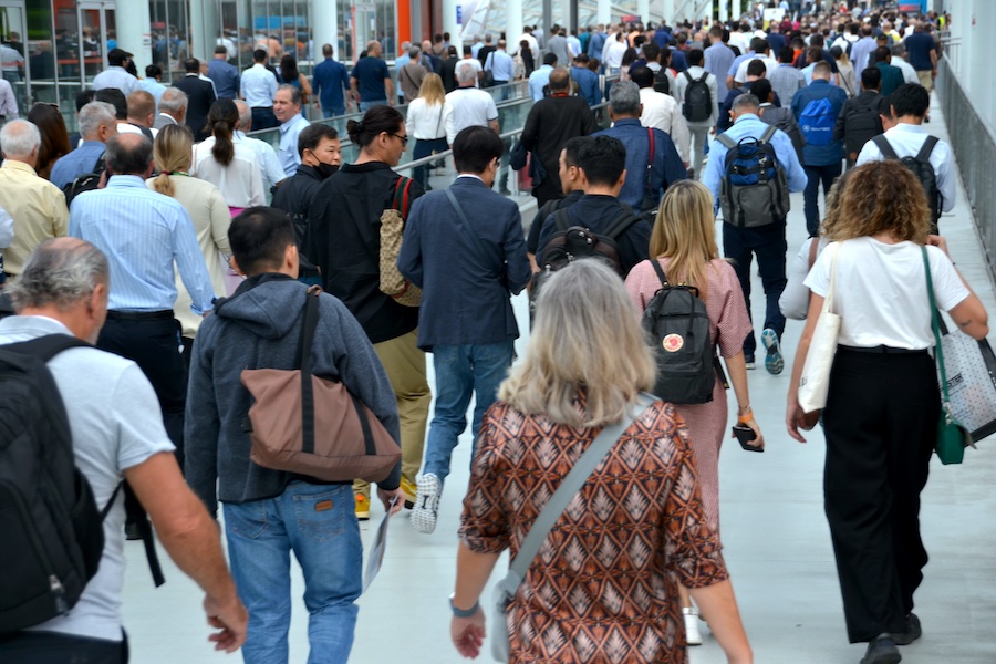 Visitors on the way to the booths at ITMA ASIA © 2025 TexData International Visitors on the way to the booths at ITMA ASIA © 2025 TexData International