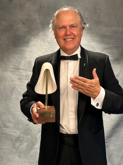 Enrique Silla, CEO and founder of Jeanologia, presenting the award © 2024 Jeanologia Enrique Silla, CEO and founder of Jeanologia, presenting the award © 2024 Jeanologia