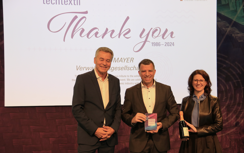 Detlef Braun and Sabine Scharrer present the award to Jochen Schmidt © 2024 KARL MAYER Detlef Braun and Sabine Scharrer present the award to Jochen Schmidt © 2024 KARL MAYER