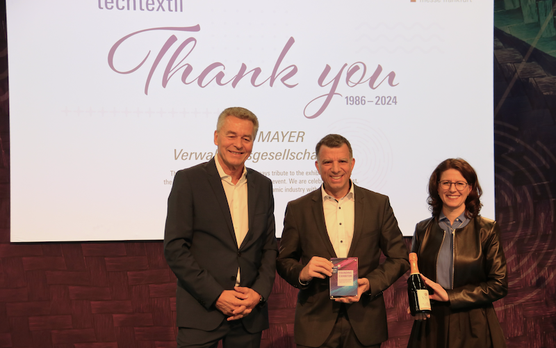 Detlef Braun and Sabine Scharrer present the award to Jochen Schmidt © 2024 KARL MAYER