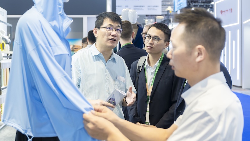 Demonstration of sun protection fabrics at KARL MAYER booth at ITMA Asia + CITME 2024 © 2024 KARL MAYER Demonstration of sun protection fabrics at KARL MAYER booth at ITMA Asia + CITME 2024 © 2024 KARL MAYER