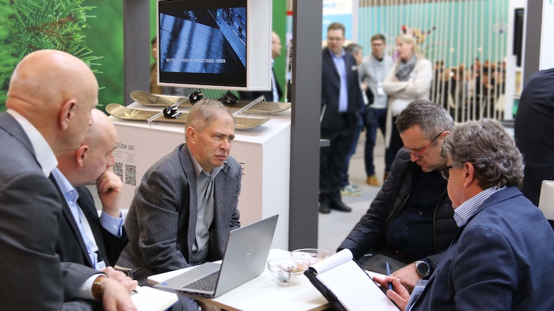 Caption Rymatex: The sales team from KARL MAYER and its regional representative talking to Zbigniew Mendelowski, owner and managing director of Rymatex, and his sales manager Robert Szalajko about the MAX GLASS ECO © 2024 KARL MAYER GROUP Caption Rymatex: The sales team from KARL MAYER and its regional representative talking to Zbigniew Mendelowski, owner and managing director of Rymatex, and his sales manager Robert Szalajko about the MAX GLASS ECO © 2024 KARL MAYER GROUP