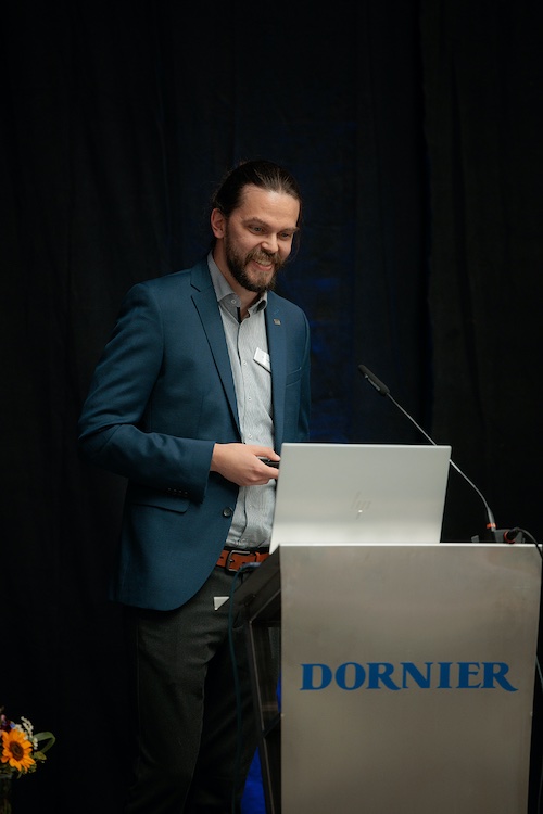 Up to 87.5 percent fewer air inclusions: Dr. Benedikt Neitzel developed a new method for minimizing porosity in CFRP and GFRP components – an achievement recognized with the 2026 Peter Dornier Foundation Award  © 2026 Lindauer DORNIER
