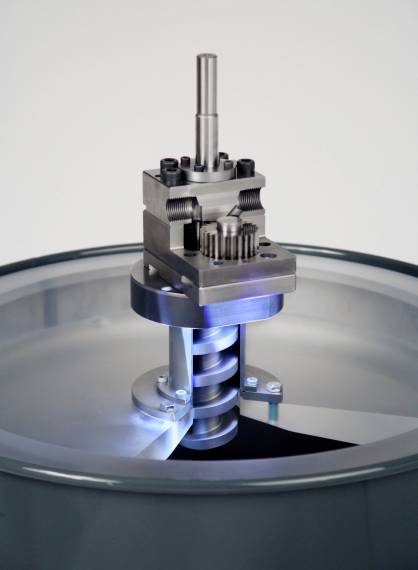 Specialist for conveying and metering high-viscosity materials: the drum pump with conveying screw on drum follow-up plate (c) 2017 Oerlikon Specialist for conveying and metering high-viscosity materials: the drum pump with conveying screw on drum follow-up plate (c) 2017 Oerlikon