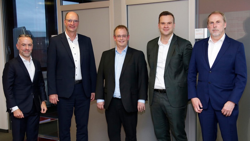 Jochen Adler, CTO, and Georg Stausberg, CEO, both Oerlikon Manmade Fibers Solutions, Dr. Max Preisenberger, Head of Catalysts at Evonik, Lukas Adamek, Head of Strategy & Business Development Oerlikon Manmade Fibers Solutions, and Dr. Gerd Löhden, SVP R&D Smart Materials Evonik at the official founding of the new partnership between Oerlikon Barmag and Evonik © 2025 Oerlikon Jochen Adler, CTO, and Georg Stausberg, CEO, both Oerlikon Manmade Fibers Solutions, Dr. Max Preisenberger, Head of Catalysts at Evonik, Lukas Adamek, Head of Strategy & Business Development Oerlikon Manmade Fibers Solutions, and Dr. Gerd Löhden, SVP R&D Smart Materials Evonik at the official founding of the new partnership between Oerlikon Barmag and Evonik © 2025 Oerlikon