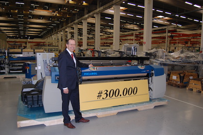 Luc Tack, CEO of Picanol Group, here presenting weaving machine #300.000. (c) 2021 Picanol Luc Tack, CEO of Picanol Group, here presenting weaving machine #300.000. (c) 2021 Picanol