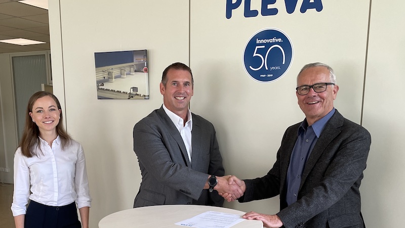 Terence McGee (centre), General Manager at WEKO NA represents PLEVA in USA and Canada © 2024 Pleva Terence McGee (centre), General Manager at WEKO NA represents PLEVA in USA and Canada © 2024 Pleva
