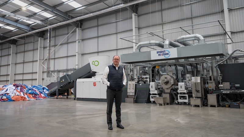 Manfred Dobersberger, Managing Director of PURE LOOP, in front of the recycling plant at SATCoL's processing centre in Kettering, UK © 2024 PURE LOOP Manfred Dobersberger, Managing Director of PURE LOOP, in front of the recycling plant at SATCoL's processing centre in Kettering, UK © 2024 PURE LOOP