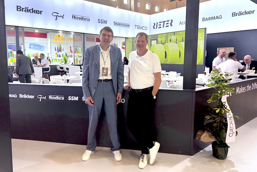 Thomas Oetterli (rechts) und TexData Chefredakteur Oliver Schmidt vor dem Rieter Stand auf der ITM 2026 © 2026 TexData International
