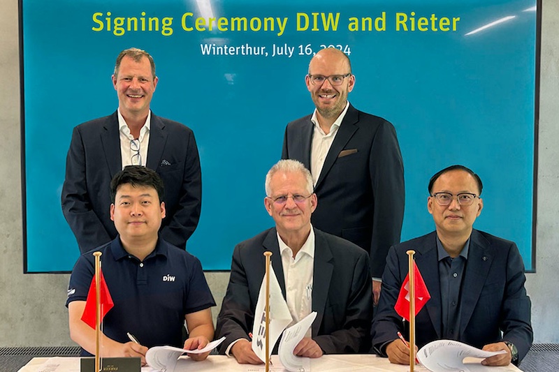(Back row) Thomas Oetterli, CEO Rieter Group (left); Roger Albrecht, Head of Business Group Machines & Systems (Front row, from left to right): Liu Yifang, Vice Chairman, Shanghai Digital Intelligence World Industrial Technology Co., Ltd.; Michael Hubensteiner, Country Managing Director Rieter China; Michael Wang, Senior Vice President, Rieter Sales China © 2024 Rieter (Back row) Thomas Oetterli, CEO Rieter Group (left); Roger Albrecht, Head of Business Group Machines & Systems (Front row, from left to right): Liu Yifang, Vice Chairman, Shanghai Digital Intelligence World Industrial Technology Co., Ltd.; Michael Hubensteiner, Country Managing Director Rieter China; Michael Wang, Senior Vice President, Rieter Sales China © 2024 Rieter