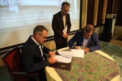 Signing the agreement with Yazd University for supplying a SMIT rapier weaving machine 2017 Santex Rimar Group Signing the agreement with Yazd University for supplying a SMIT rapier weaving machine 2017 Santex Rimar Group