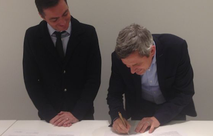 Signing the documents (c) 2018 Textilbündnis Signing the documents (c) 2018 Textilbündnis