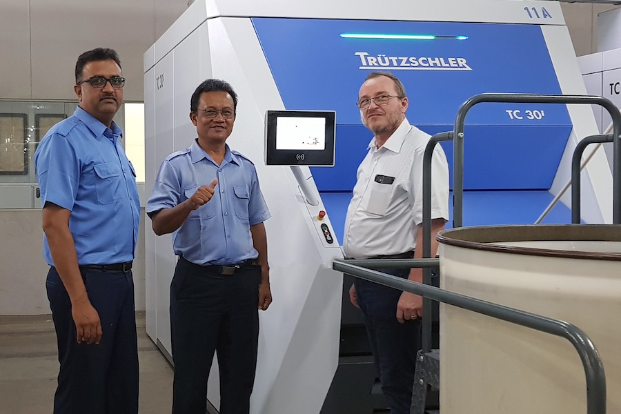 From left to right: Rajesh Pandiyan (Adviser Budi Texindo Prakarsa), Giyanto Miskun (Mill Manager Budi Texindo Prakarsa) and Hans Rütten (Area Manager Indonesia at Trützschler) © 2025 TRÜTZSCHLER From left to right: Rajesh Pandiyan (Adviser Budi Texindo Prakarsa), Giyanto Miskun (Mill Manager Budi Texindo Prakarsa) and Hans Rütten (Area Manager Indonesia at Trützschler) © 2025 TRÜTZSCHLER