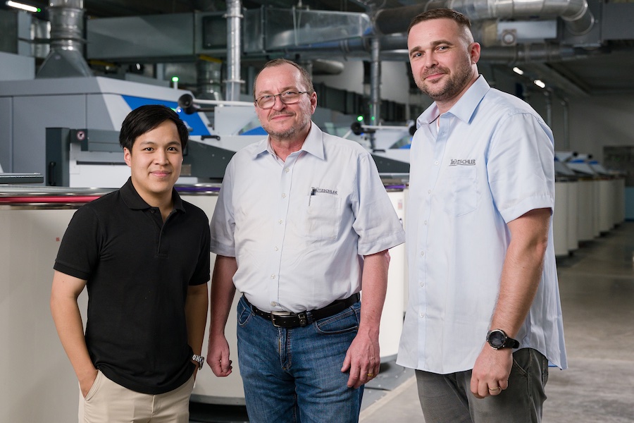 From left to right: Kevin A. Sastraatmadja (Director Danar Mas), Hans Rütten (Area Manager Indonesia at Trützschler) and Lukàs Koubek (Deputy Regional Inspector at Trützschler) © 2025 TRÜTZSCHLER From left to right: Kevin A. Sastraatmadja (Director Danar Mas), Hans Rütten (Area Manager Indonesia at Trützschler) and Lukàs Koubek (Deputy Regional Inspector at Trützschler) © 2025 TRÜTZSCHLER