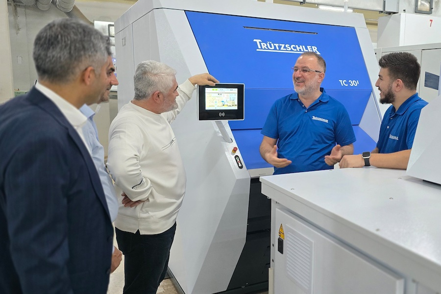 From left to right: Ahmet Öztürkmen (Trützschler Türkiye Sales Engineer), Ali Saglam (Trützschler Türkiye Area Manager), Kazim Vurur (Mill Manager of SAFTEKS), Mehmet Dogan (Trützschler Technologist), Birger Gluth (Trützschler Service Technician) © 2025 TRÜTZSCHLER From left to right: Ahmet Öztürkmen (Trützschler Türkiye Sales Engineer), Ali Saglam (Trützschler Türkiye Area Manager), Kazim Vurur (Mill Manager of SAFTEKS), Mehmet Dogan (Trützschler Technologist), Birger Gluth (Trützschler Service Technician) © 2025 TRÜTZSCHLER
