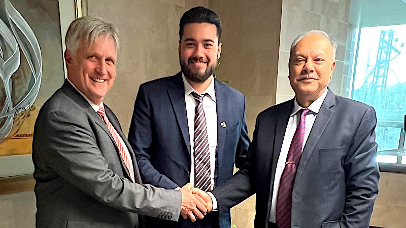 From left to right: Gerold Gonska (Regional Sales Manager at Trützschler), Nico Sieben (Area Manager Pakistan at Trützschler) and Zafar Iqbal (General Manager of R&D and New Projects at Ibrahim Fibres) © 2024 Trützschler From left to right: Gerold Gonska (Regional Sales Manager at Trützschler), Nico Sieben (Area Manager Pakistan at Trützschler) and Zafar Iqbal (General Manager of R&D and New Projects at Ibrahim Fibres) © 2024 Trützschler
