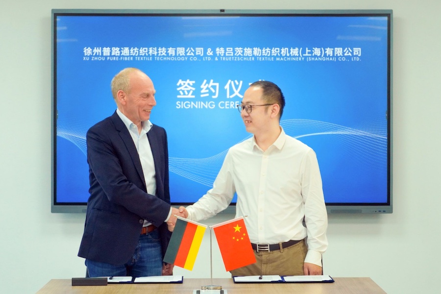 Harald Schoepp (General Manager of Trützschler China) and Gong Zhenghui (Chairman of Pure-Fiber) shake hands after signing the new contract. © 2025 Trützschler Harald Schoepp (General Manager of Trützschler China) and Gong Zhenghui (Chairman of Pure-Fiber) shake hands after signing the new contract. © 2025 Trützschler
