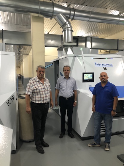 “Cards are the beating heart of the spinning mill,” says Bülent De?irmencio?lu (pictured in the middle). “We know we’ve made the right choice with the TC 19i for man-made fibers because it’s taking our superior quality to the next level – while also cutting waste, reducing energy consumption and saving labor costs.” (c) 2020 Truetzschler “Cards are the beating heart of the spinning mill,” says Bülent De?irmencio?lu (pictured in the middle). “We know we’ve made the right choice with the TC 19i for man-made fibers because it’s taking our superior quality to the next level – while also cutting waste, reducing energy consumption and saving labor costs.” (c) 2020 Truetzschler