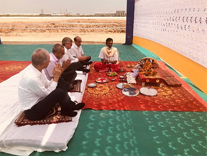 The stone-laying ceremony performed by Dr. Roland Münch, Mr. Anuj Bhagwati, Dr. Michael Schürenkrämer, Mr. Jayesh Bhatt (from bottom to top). © 2022 Truetzschler The stone-laying ceremony performed by Dr. Roland Münch, Mr. Anuj Bhagwati, Dr. Michael Schürenkrämer, Mr. Jayesh Bhatt (from bottom to top). © 2022 Truetzschler