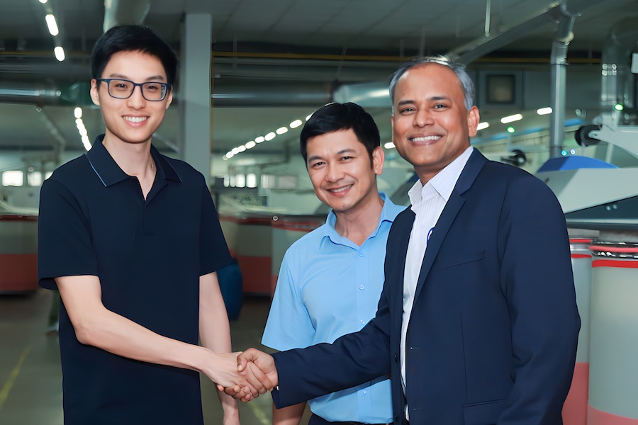 From left to right: Adrian Song (Vice Chairman of Mei Sheng) shakes hands with Nguyen
Huy Hoang (Director of Tam Lien) and Umesh Kalyanappa (Managing Director of Trützschler
Vietnam), relying on Trützschler’s expertise in card clothing requirements. © 2025 Trützschler From left to right: Adrian Song (Vice Chairman of Mei Sheng) shakes hands with Nguyen
Huy Hoang (Director of Tam Lien) and Umesh Kalyanappa (Managing Director of Trützschler
Vietnam), relying on Trützschler’s expertise in card clothing requirements. © 2025 Trützschler