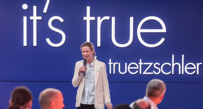 Charlotte Fontaine, Member of the Shareholders’ Committee of the Trützschler Group, welcomed the visitors to the Trützschler Nonwovens Customer and Technology Center in Egelsbach © 2024 Trützschler Nonwovens Charlotte Fontaine, Member of the Shareholders’ Committee of the Trützschler Group, welcomed the visitors to the Trützschler Nonwovens Customer and Technology Center in Egelsbach © 2024 Trützschler Nonwovens
