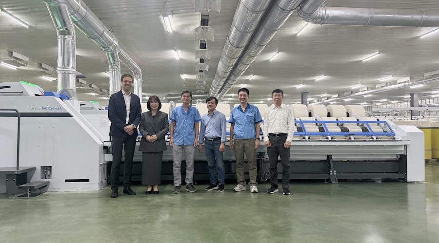 From left to right: Benjamin Mund (Regional Sales Manager at Trützschler), Do Thi Lan Phuong (Director of Tra Ly), Nguyen Van Trai (Equipment Coordinator at Tra Ly), Nguyen Van Binh (Trützschler Technician), Do Manh Nhan (Mill Manager) and Dinh Van Loi (Trützschler Sales Agent) © 2025 Trützschler From left to right: Benjamin Mund (Regional Sales Manager at Trützschler), Do Thi Lan Phuong (Director of Tra Ly), Nguyen Van Trai (Equipment Coordinator at Tra Ly), Nguyen Van Binh (Trützschler Technician), Do Manh Nhan (Mill Manager) and Dinh Van Loi (Trützschler Sales Agent) © 2025 Trützschler