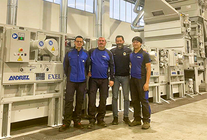 ANDRITZ Laroche project team with Alessandro Giana, co-owner of Sfilacciatura Negro in front of the new generation Exel line © ANDRITZ ANDRITZ Laroche project team with Alessandro Giana, co-owner of Sfilacciatura Negro in front of the new generation Exel line © ANDRITZ