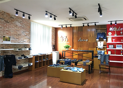 Denim show room at Vietnam-based Tuong Long, the first denim manufacturer in Vietnam to switch 100% of its production to Archroma’s aniline-free* Denisol® Pure Indigo.
(Photo: Tuong Long) Denim show room at Vietnam-based Tuong Long, the first denim manufacturer in Vietnam to switch 100% of its production to Archroma’s aniline-free* Denisol® Pure Indigo.
(Photo: Tuong Long)