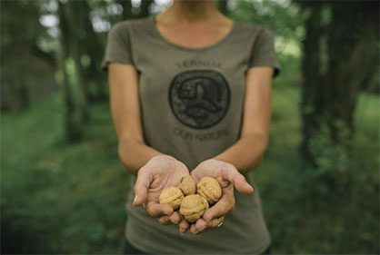 With Nutcycle, outdoor brand Ternua partners with Archroma’s EarthColors® to create a capsule collection that reuses agricultural waste and applies it to garments, avoiding the use of artificial dyes. With Nutcycle, outdoor brand Ternua partners with Archroma’s EarthColors® to create a capsule collection that reuses agricultural waste and applies it to garments, avoiding the use of artificial dyes.