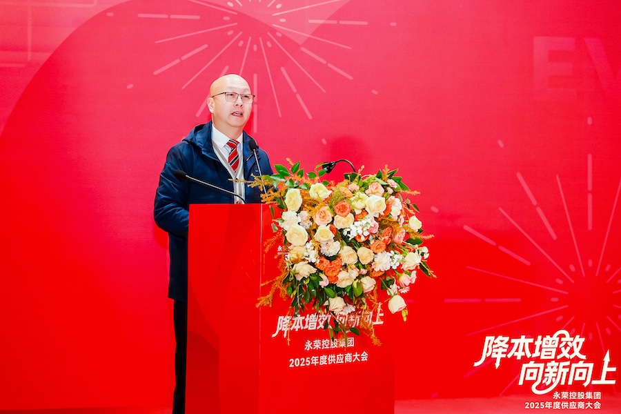 Felix Chau, Head of Sales China at Barmag, gave a speech reflecting the long-term partnership with polyamide yarn manufacturer Yongrong. © 2026 Barmag