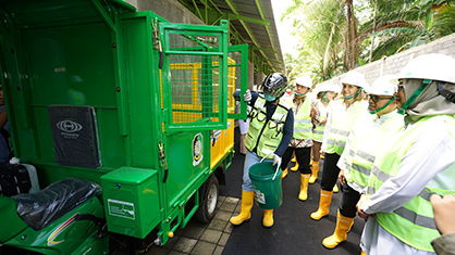 Waste collection worker & vehicle
© Project STOP Waste collection worker & vehicle
© Project STOP
